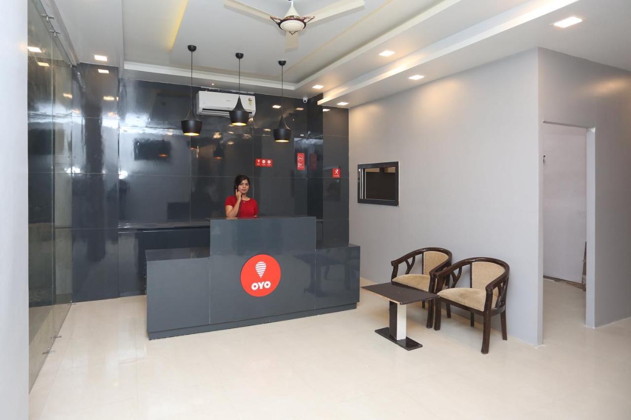 Capital O 12807 Amaira Hotel And Banquets Noida Exterior foto