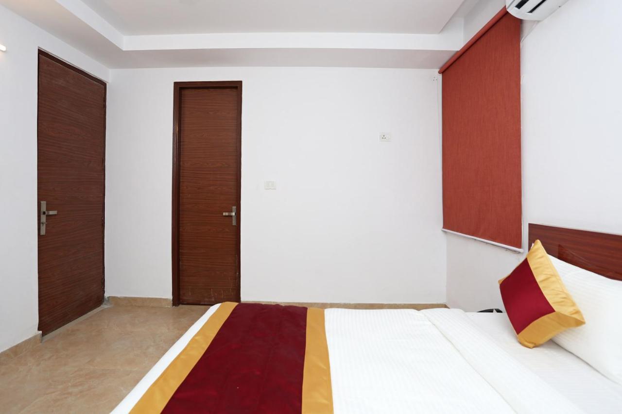 Capital O 12807 Amaira Hotel And Banquets Noida Exterior foto